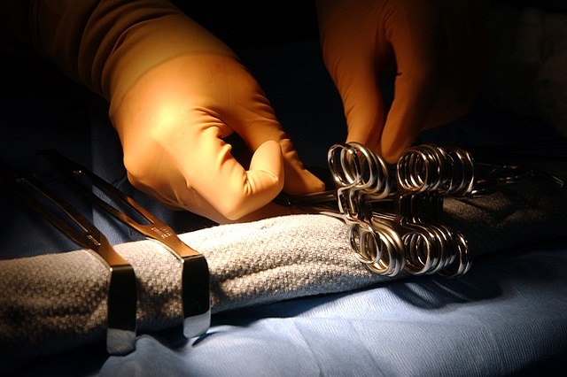 ¿Cuáles son los instrumentos utilizados para la cirugía?